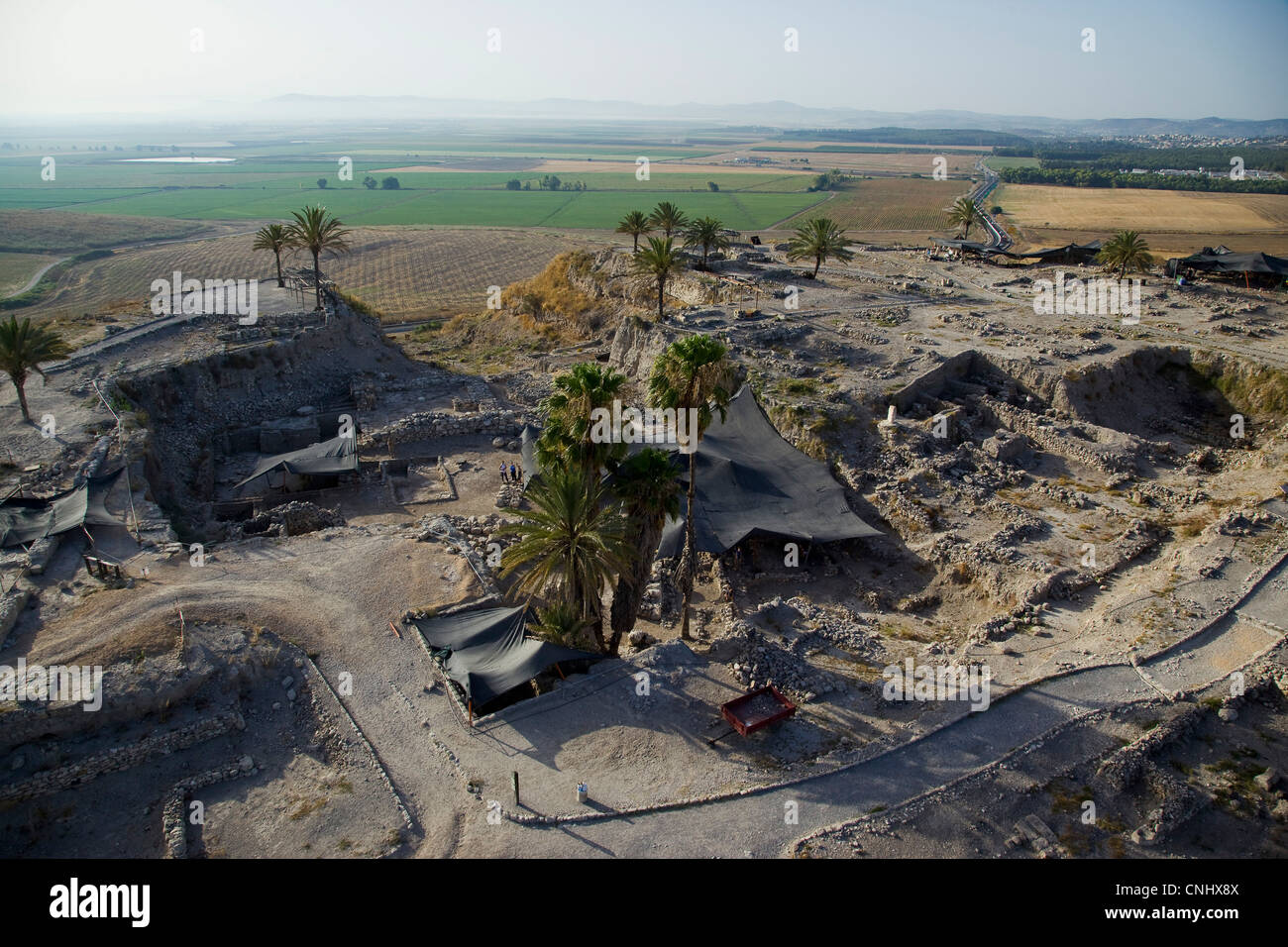 Luftaufnahme der archäologische Stätte von Tel MEDIGO in die Jezreel Senke Stockfoto