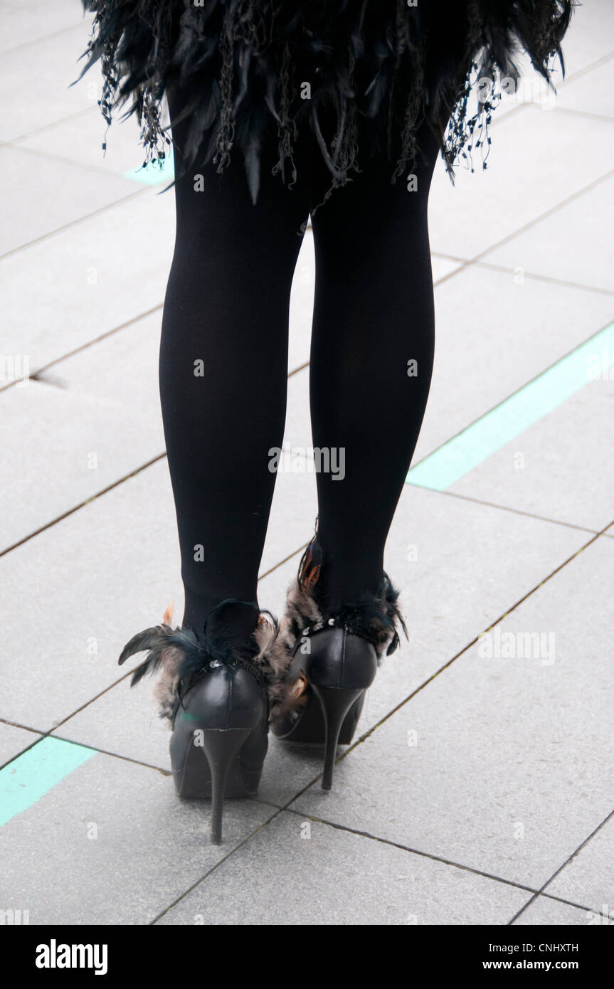 Londoner Alternative Fashionweek 2012. Modelle-Beine und Rock mit Federn Stockfoto