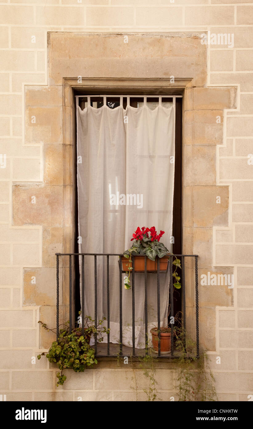 Frontalansicht des verhangenen Balkonfenster in Barcelona Spanien. Stockfoto