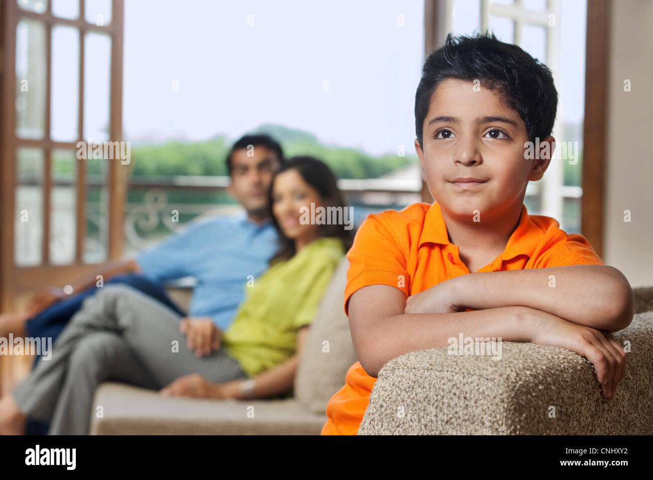 Junge auf einem sofa Stockfoto