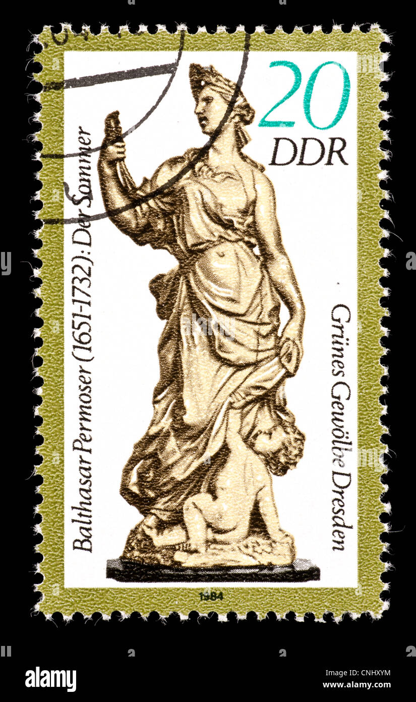 Briefmarke aus Ostdeutschland (DDR) zeigt eine Statue aus ...
