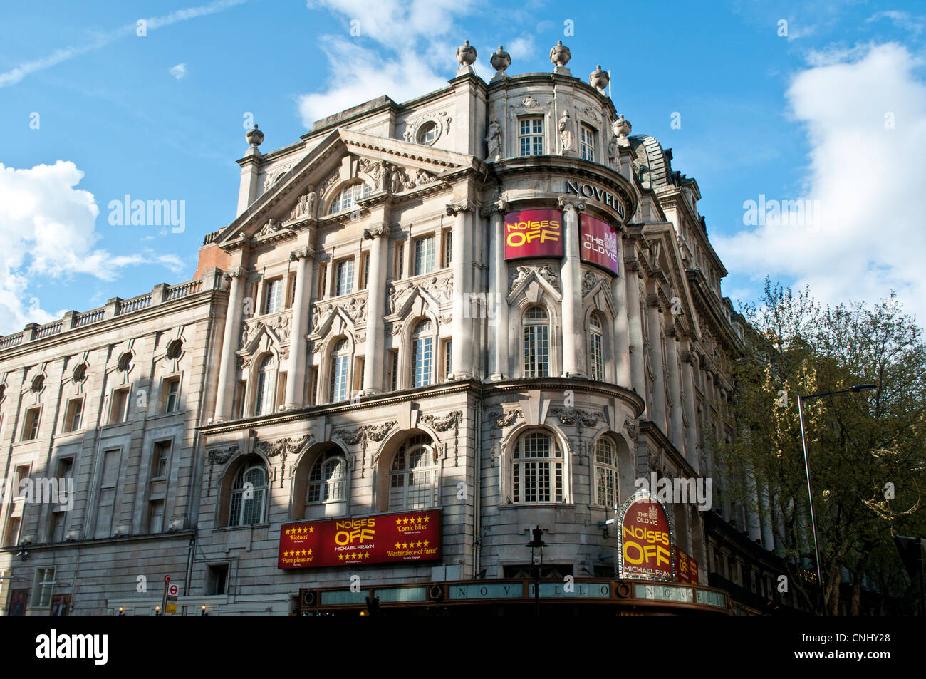 Novello Theatre mit Noises Off spielen, West End, London, UK Stockfoto