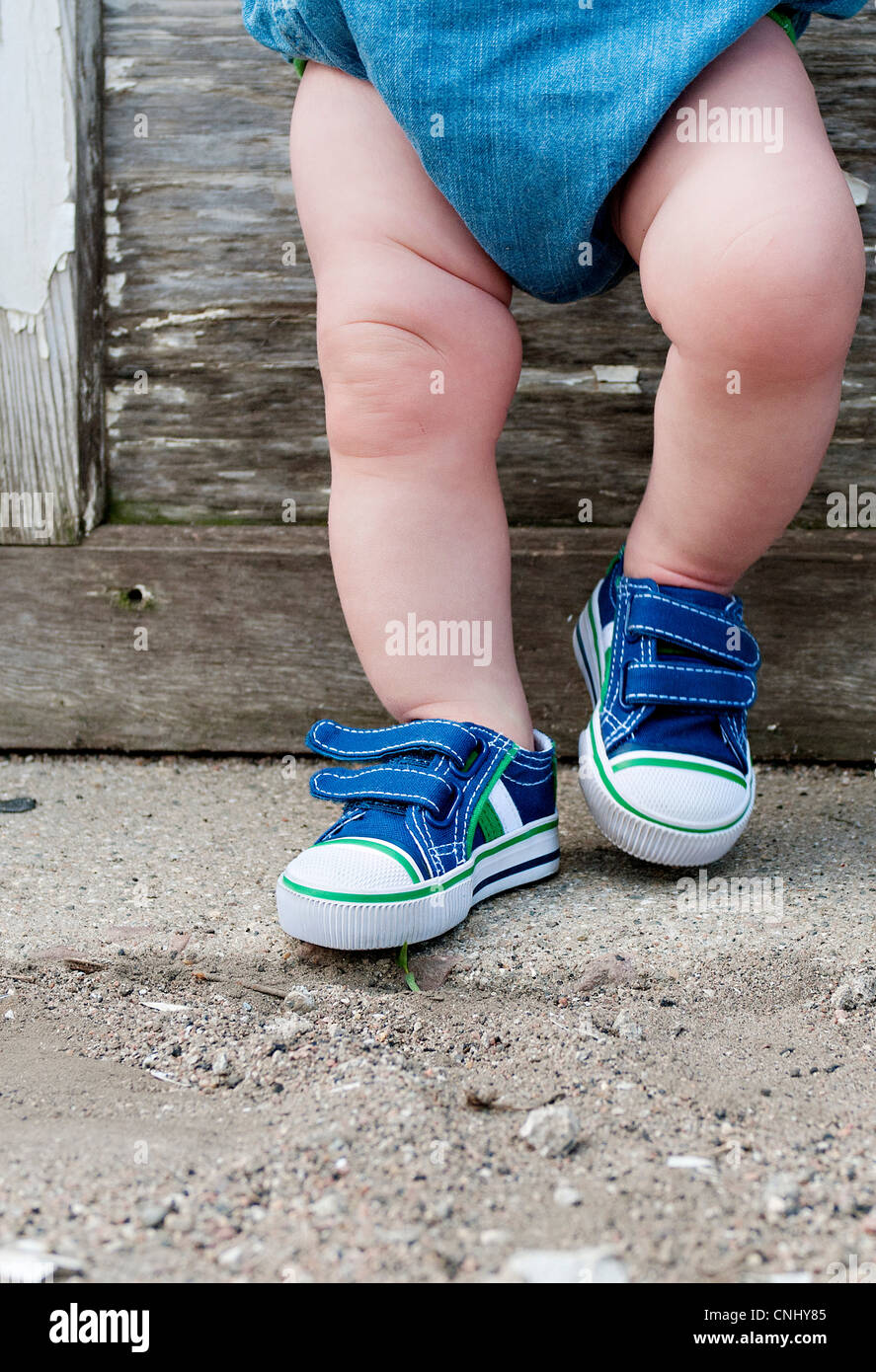 Beine eines Kleinkindes Stockfoto