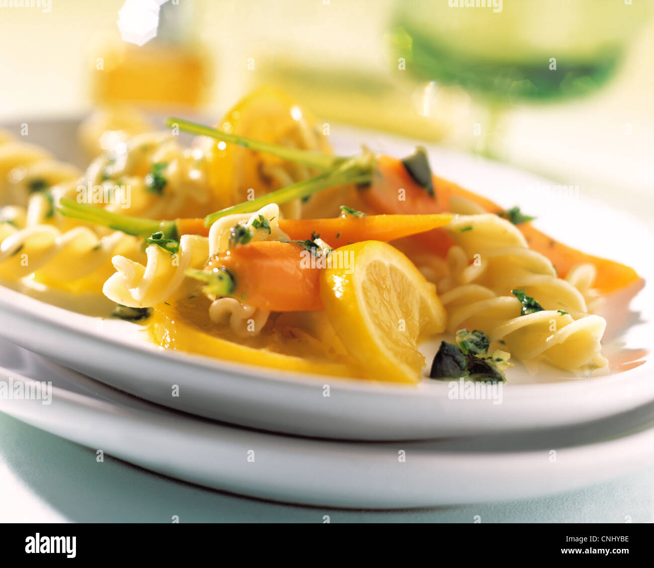 Fusili mit Pesto, Zitrone und Karotten Stockfotografie - Alamy
