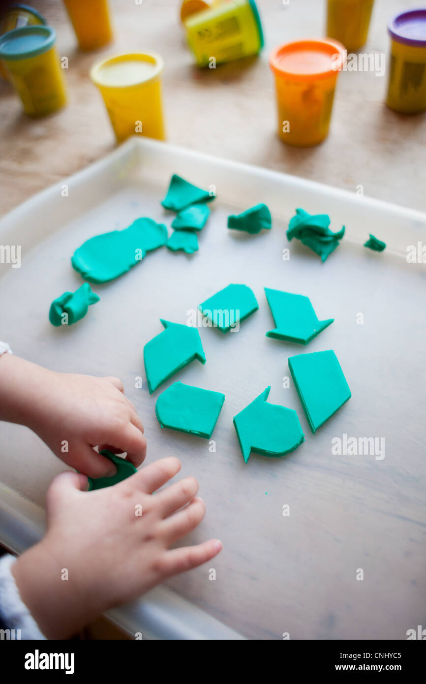 Kind macht recycling-Symbol aus dem Spiel Ton Stockfoto