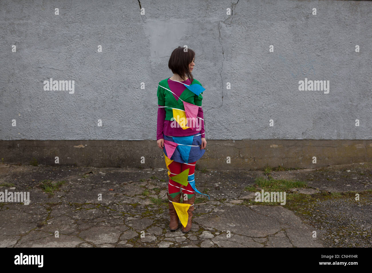 Junge Frau in Girlanden gewickelt Stockfoto