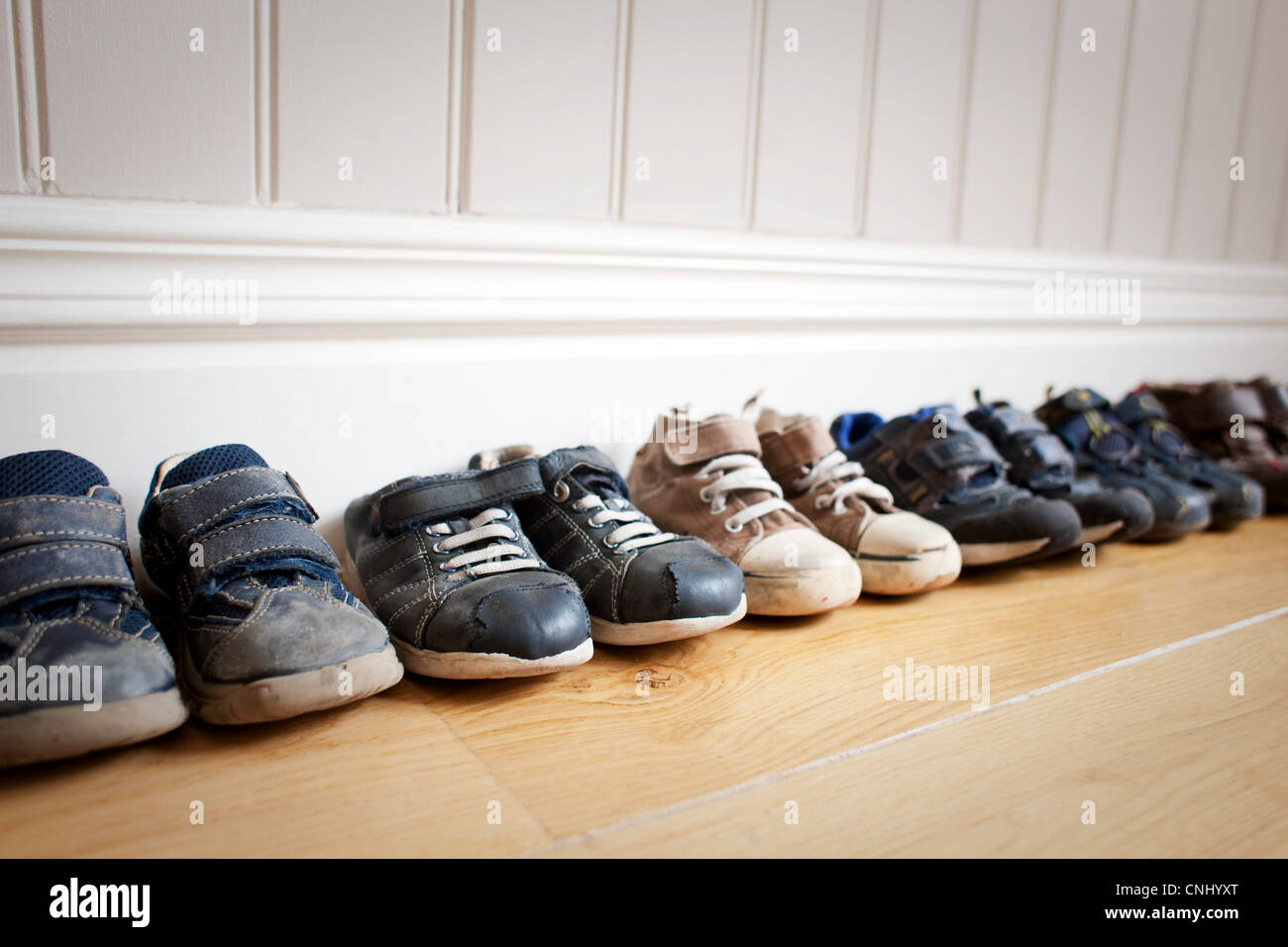 Reihe von kleinen Jungen Schuhe Stockfoto