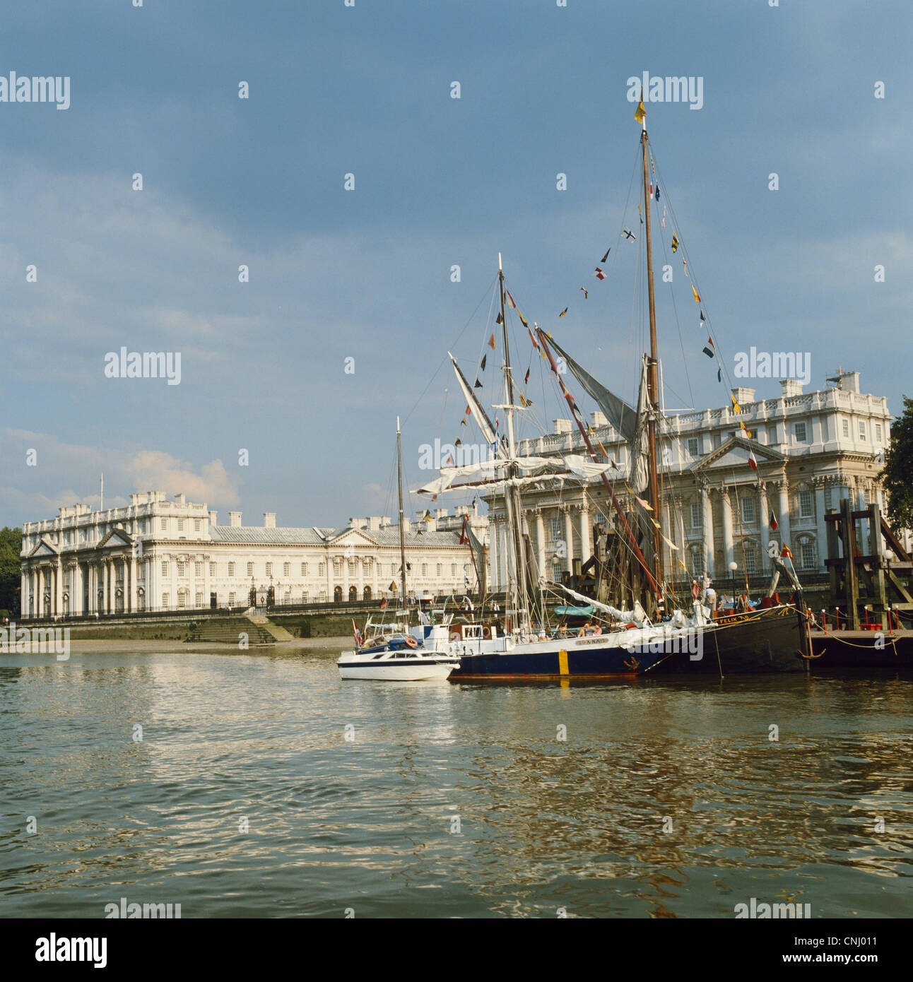 Segeln Schiff festgemacht durch Greenwich Maritime Museum auf der Themse, London, England, UK, GB Stockfoto