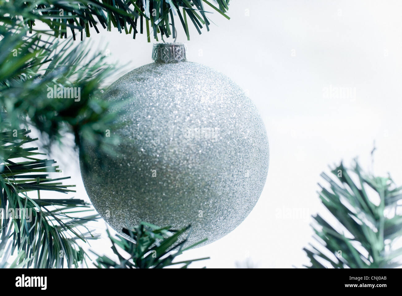 Silberne Weihnachtskugel auf Baum Stockfoto