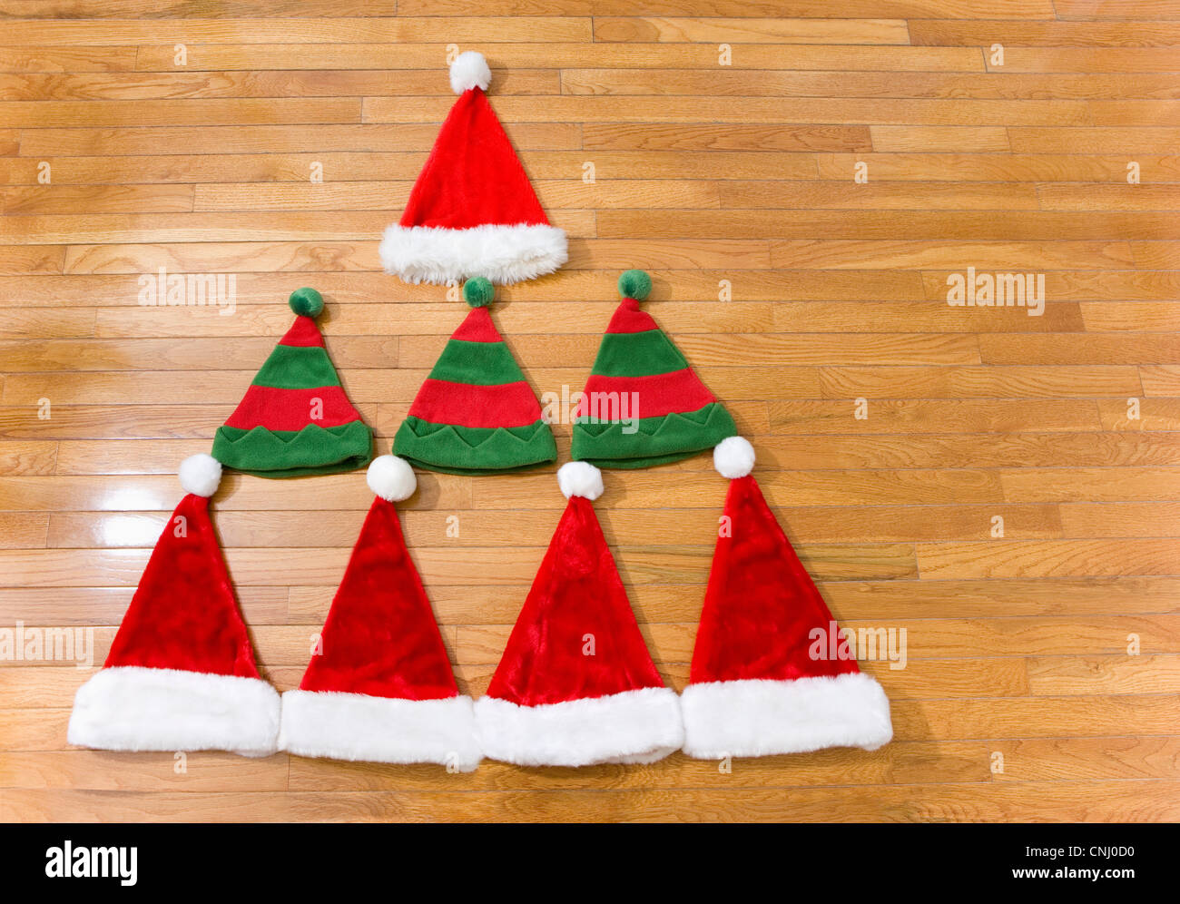 Weihnachtsmützen in Form der Weihnachtsbaum Stockfoto