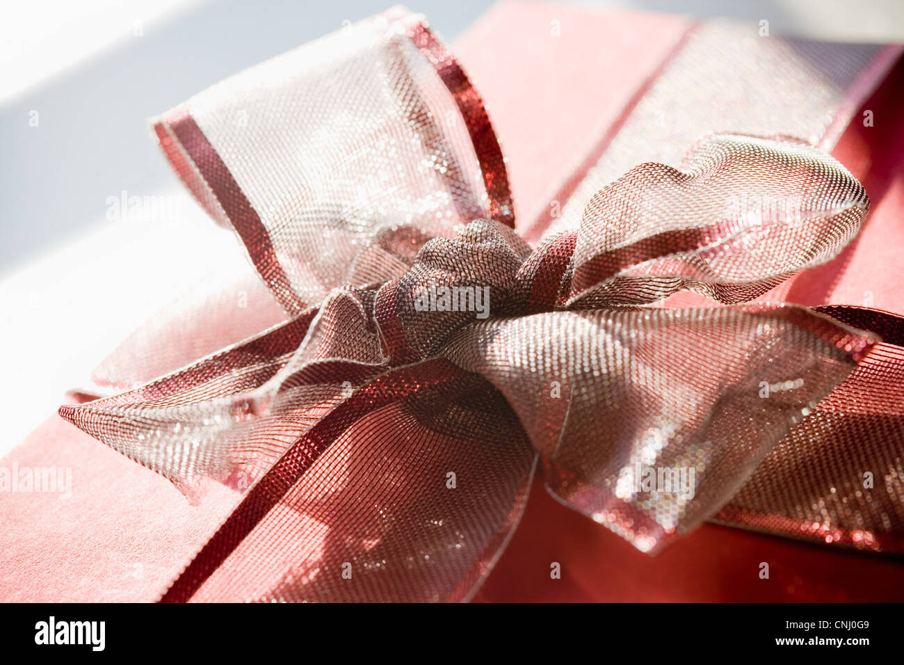 Rotes Geschenk mit Schleife Stockfoto