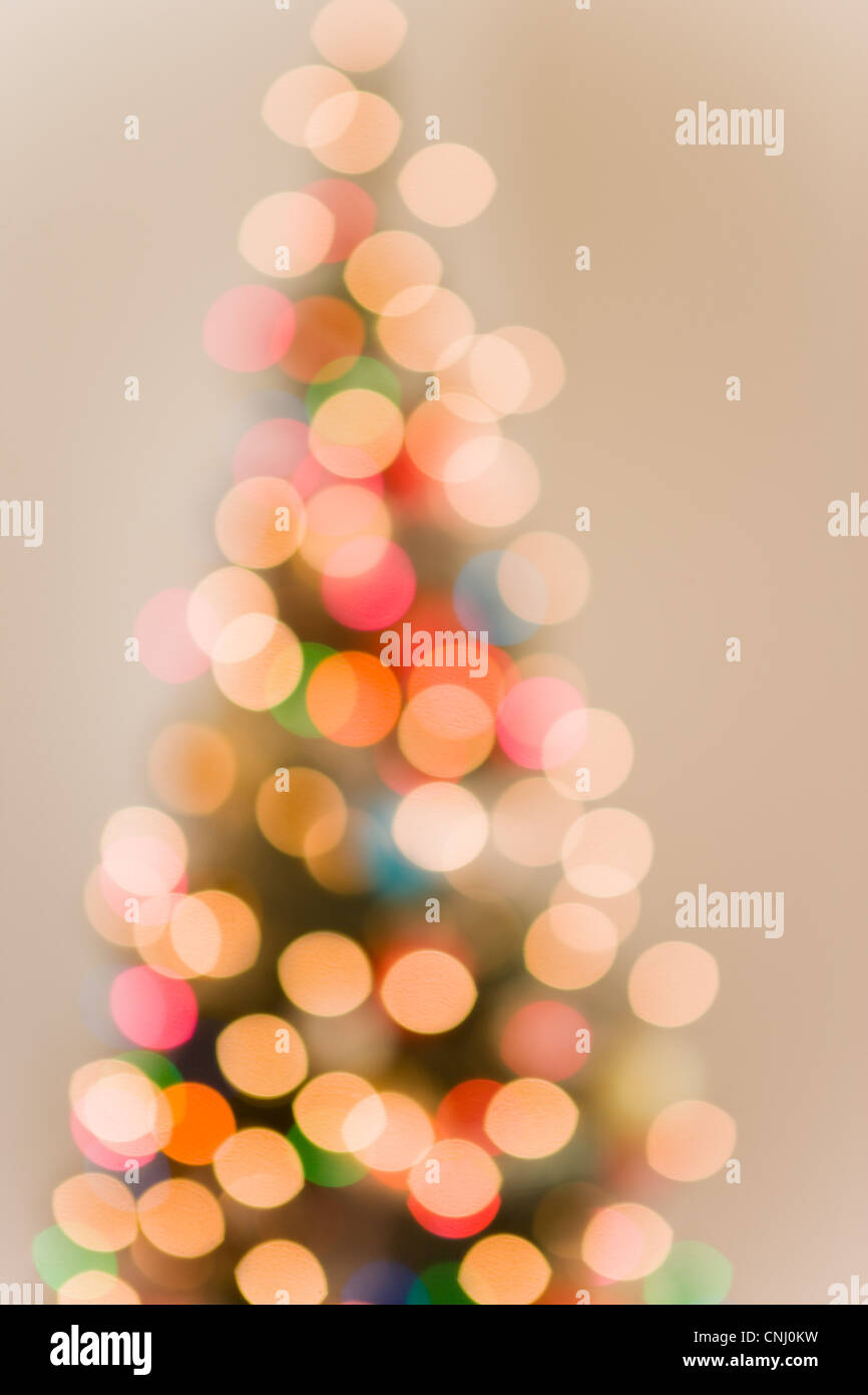 Weihnachtsbeleuchtung auf Baum, unscharf Stockfoto