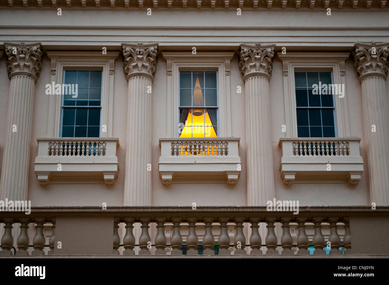 Ein Fenster beleuchtet, entworfen von John Nash, The Mall, London, UK Carlton House Terrace Stockfoto
