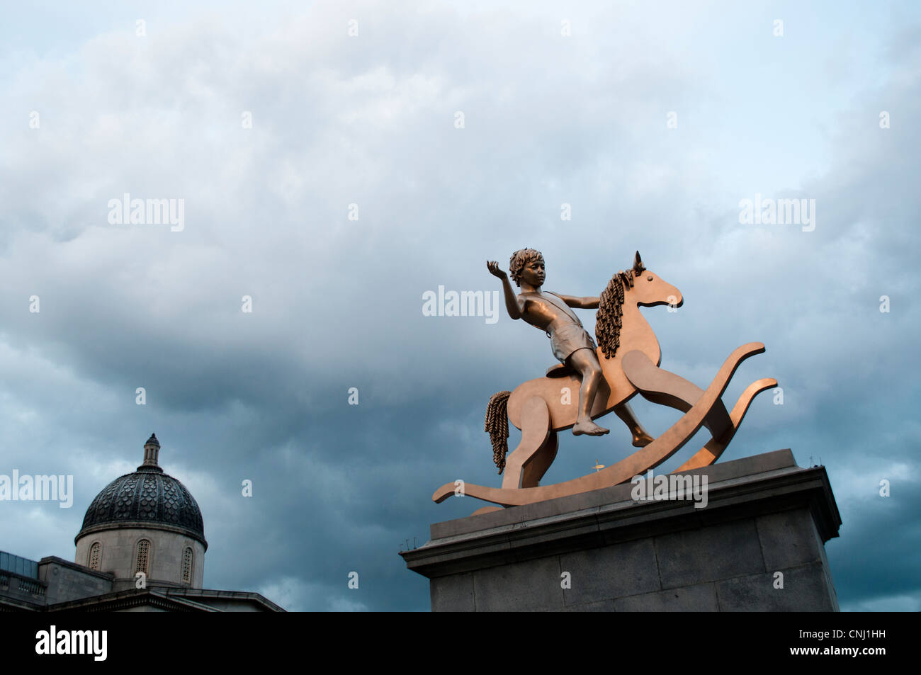 Skulptur von Kind auf Schaukelpferd auf dem vierten Sockel auf dem Trafalgar Square, London, UK Stockfoto