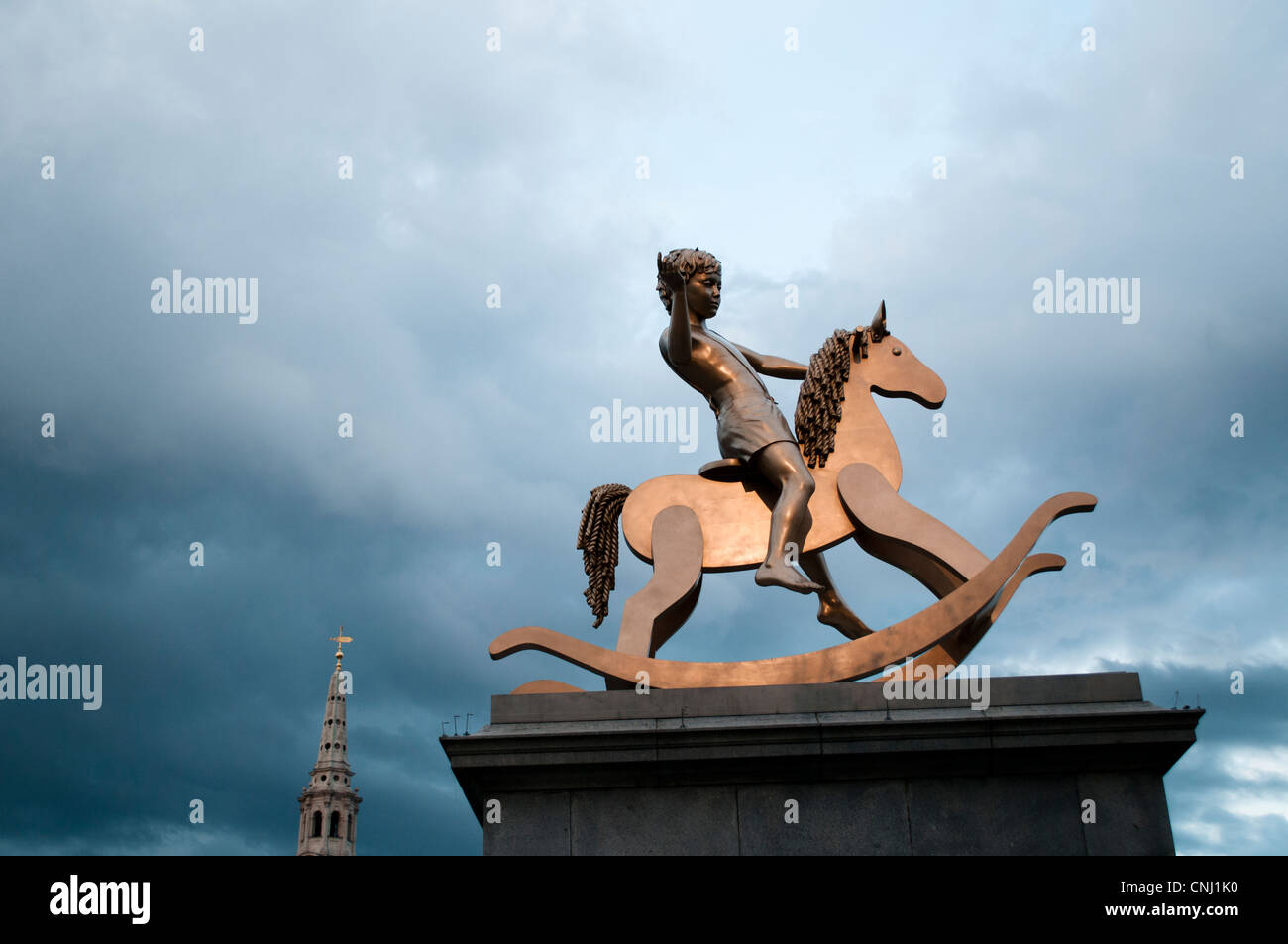 Skulptur von Kind auf Schaukelpferd auf dem vierten Sockel auf dem Trafalgar Square, London, UK Stockfoto