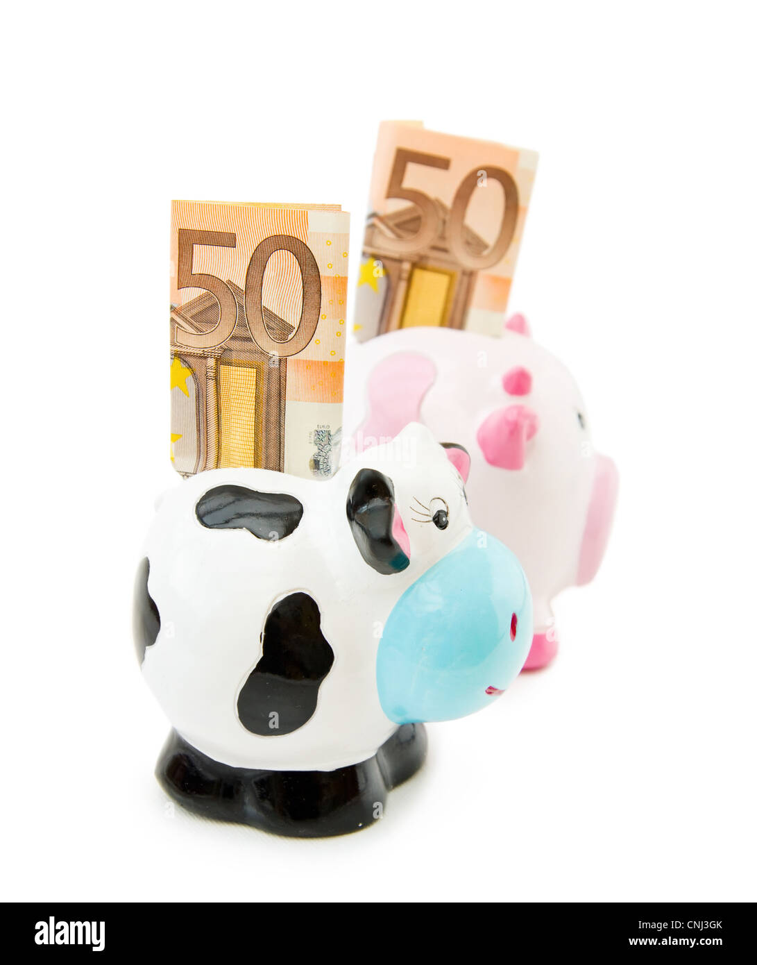 Geld sparen mit Cowie und Sparschweine, um der Wirtschaftskrise zu kämpfen. Isoliert auf weißem Hintergrund. Stockfoto