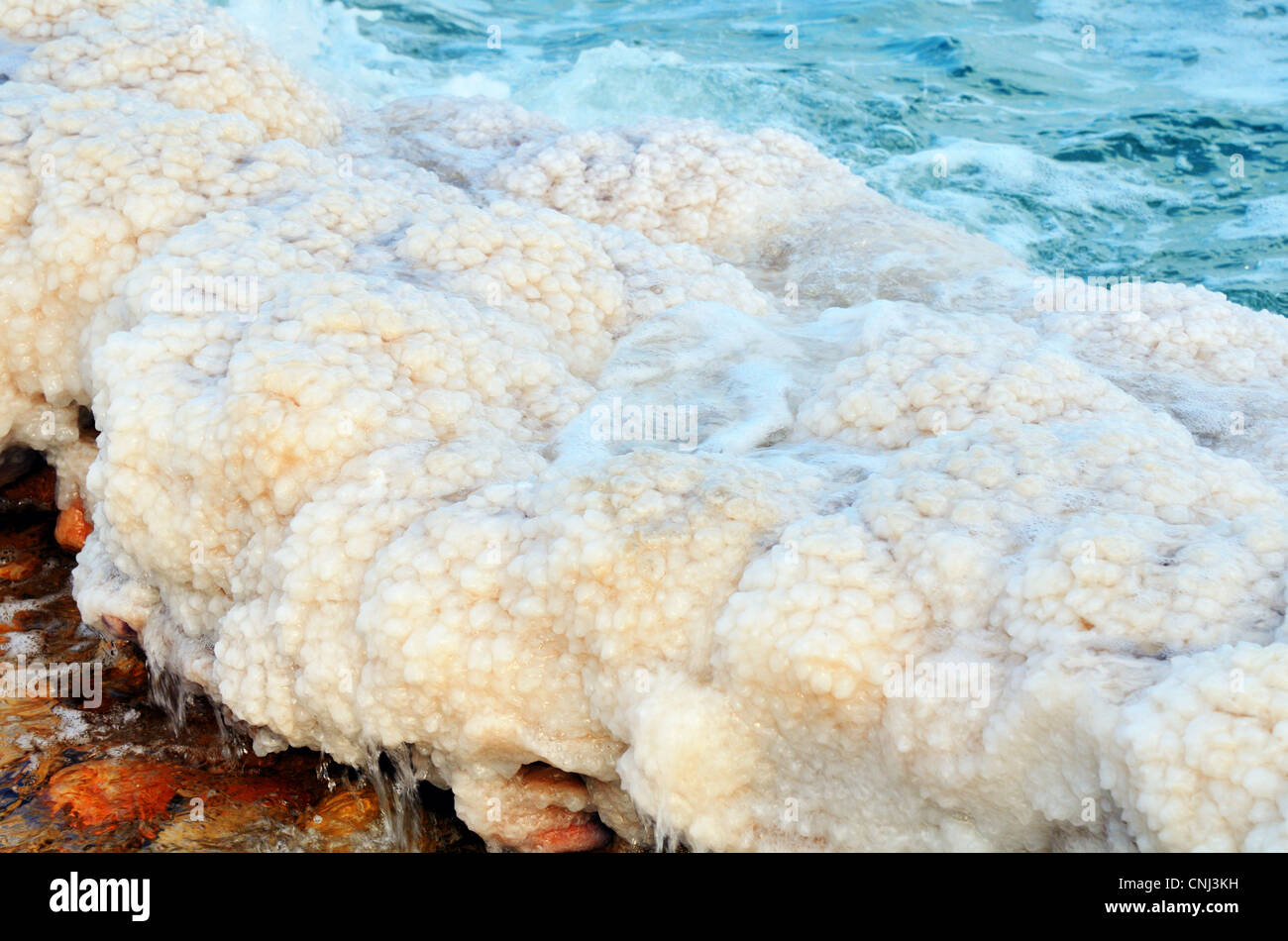 Salzformationen im Toten Meer in Israel in der Nähe der Stadt Ein Gedi. Stockfoto