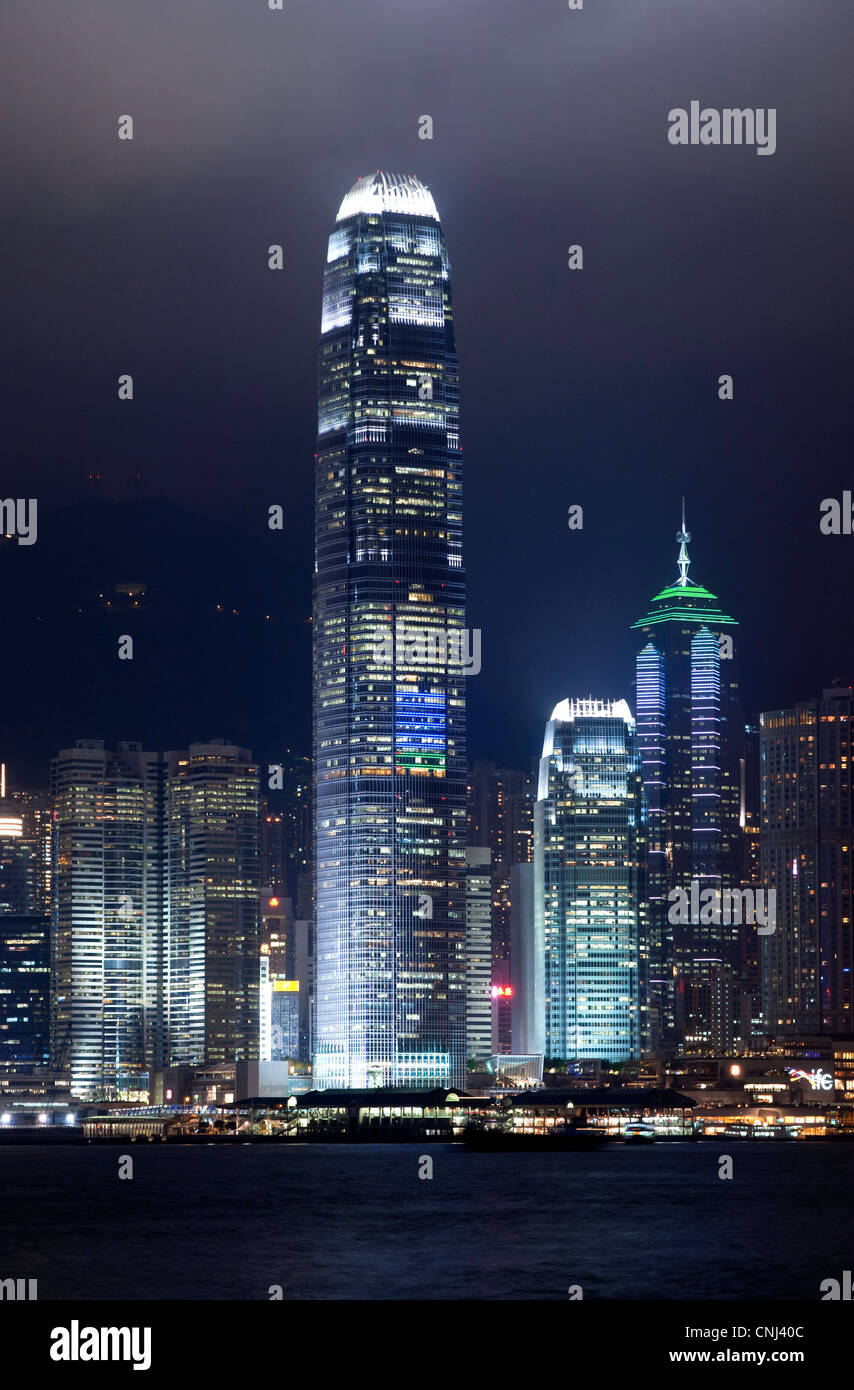 Blick von Kowloon auf den Abend Lasershow auf die Wolkenkratzer auf Hong Kong Island, Hongkong Stockfoto