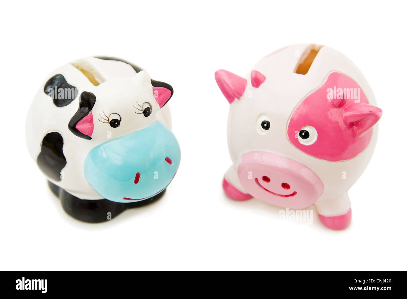 Wirtschaftskrise zu bekämpfen, indem mit Piggy und Cowie Banken Geld sparen. Isoliert auf weiß. Stockfoto