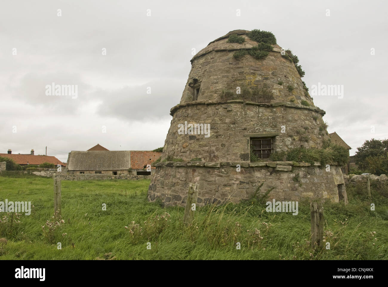 Viktorianische Stein Taubenschlag, wo Tauben für Lebensmittel, die Duckett, Bamburgh, Northumberland, England, august aufgezogen wurden Stockfoto