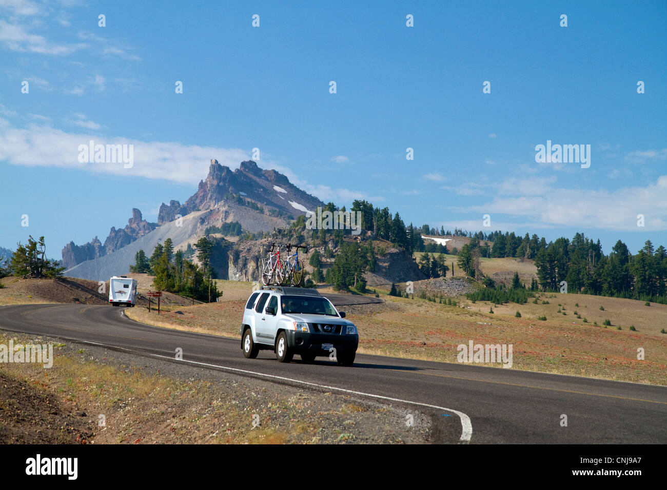 Fahrzeuge fahren durch den Crater Lake National Park befindet sich im südlichen Oregon, USA. Stockfoto
