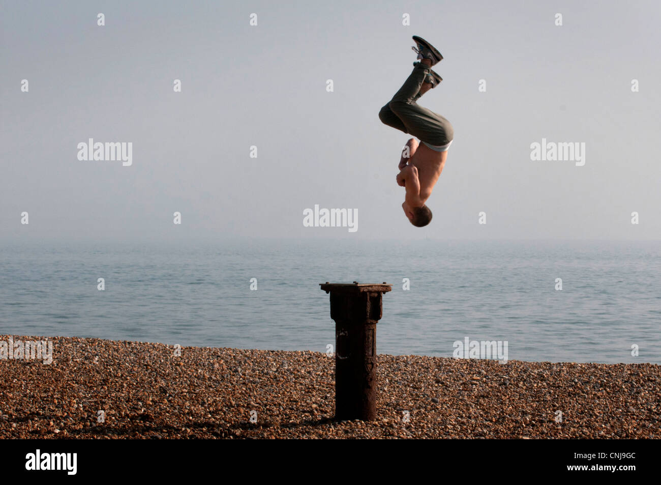 Akrobat Salti am Strand von Brighton in England Stockfoto