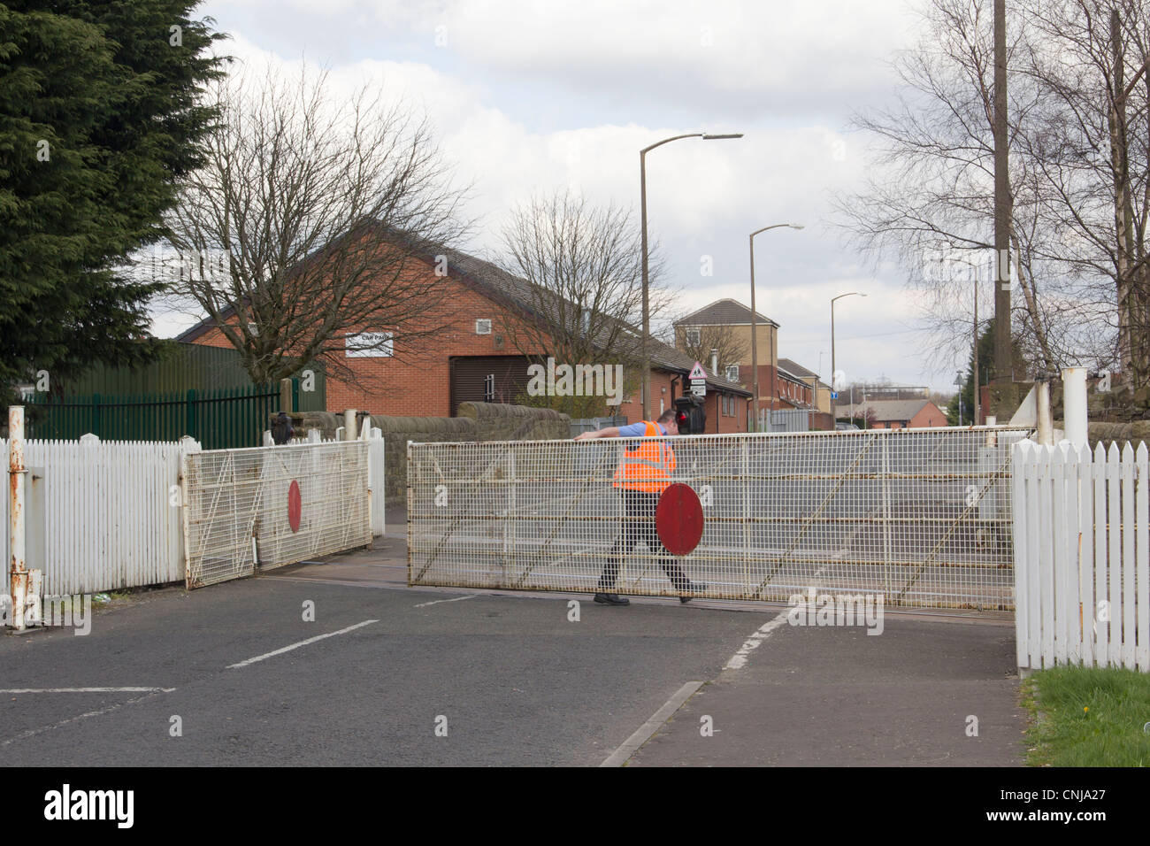 Stellwerkswärter manuell bedienten Bahnübergang am Daisyfield