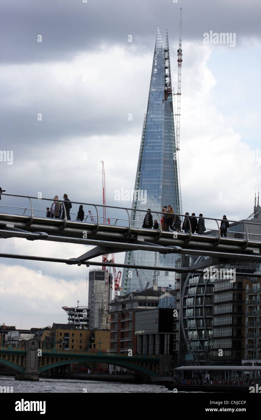 Der Shard London mit der Millennium Bridge Stockfoto