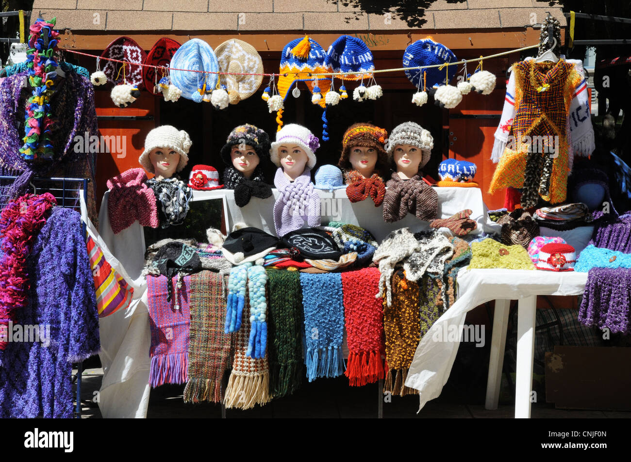 Strickmützen, Schals, Gegenstände, angezeigt im Plaza Muñoz Gamero, Punta Arenas, Chile Stockfoto