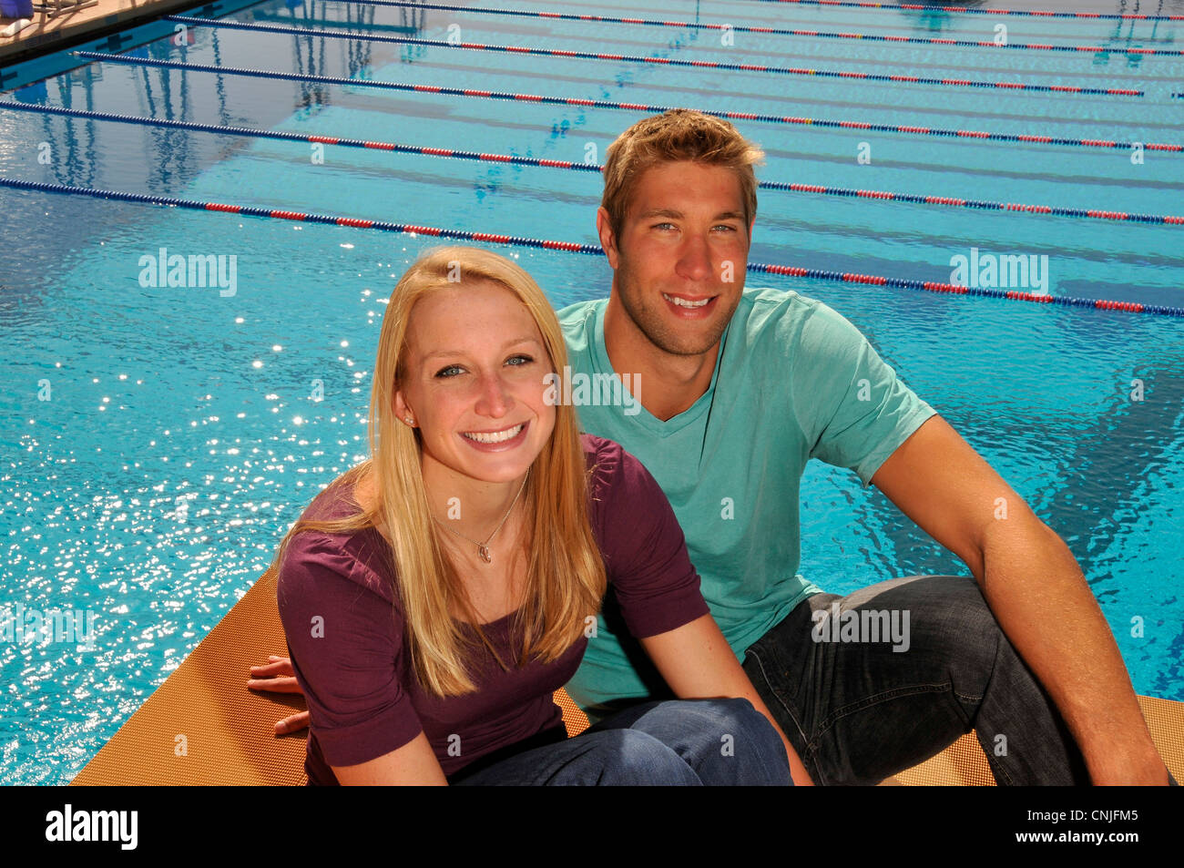 US National Swim Team Mitglieder, die Matt Grevers (rechts), und Annie Chandler am Schwimmen Verlobte treffen in Columbia, Missouri, USA. Stockfoto
