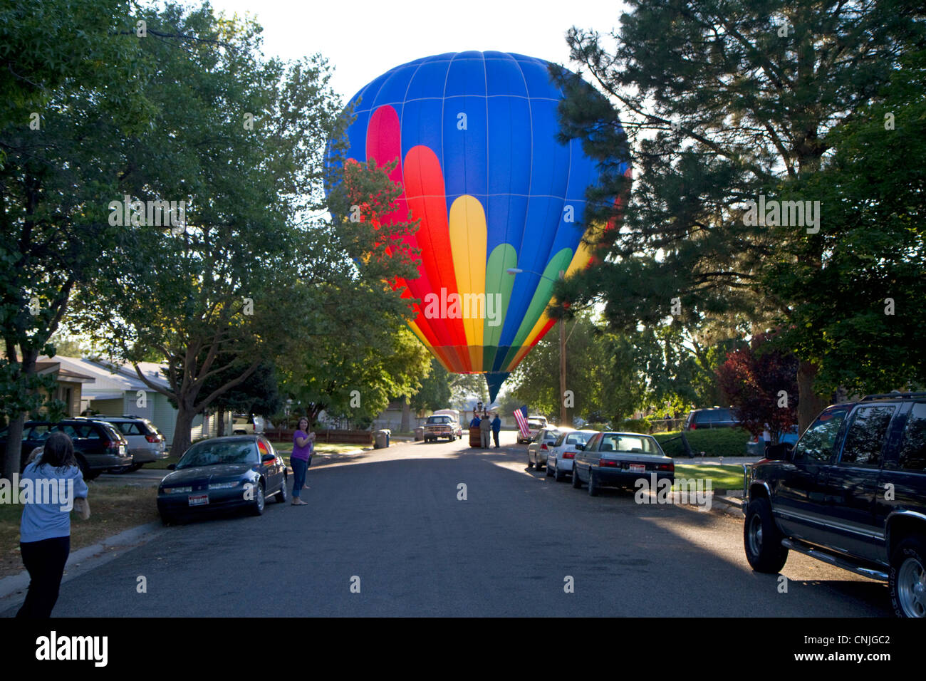 Heißluftballon Landung in einem Wohngebiet von Boise, Idaho, USA. Stockfoto