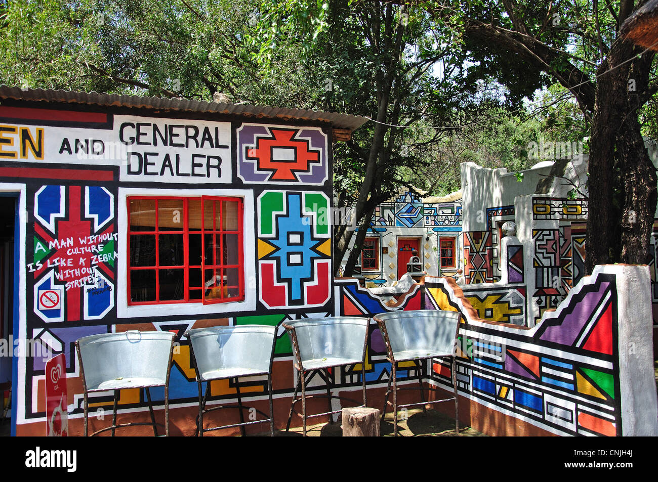 Bunte Ndebele Gemischtwarenladen, Lesedi African Cultural Village, Broederstroom, Johannesburg, Gauteng, Südafrika Stockfoto