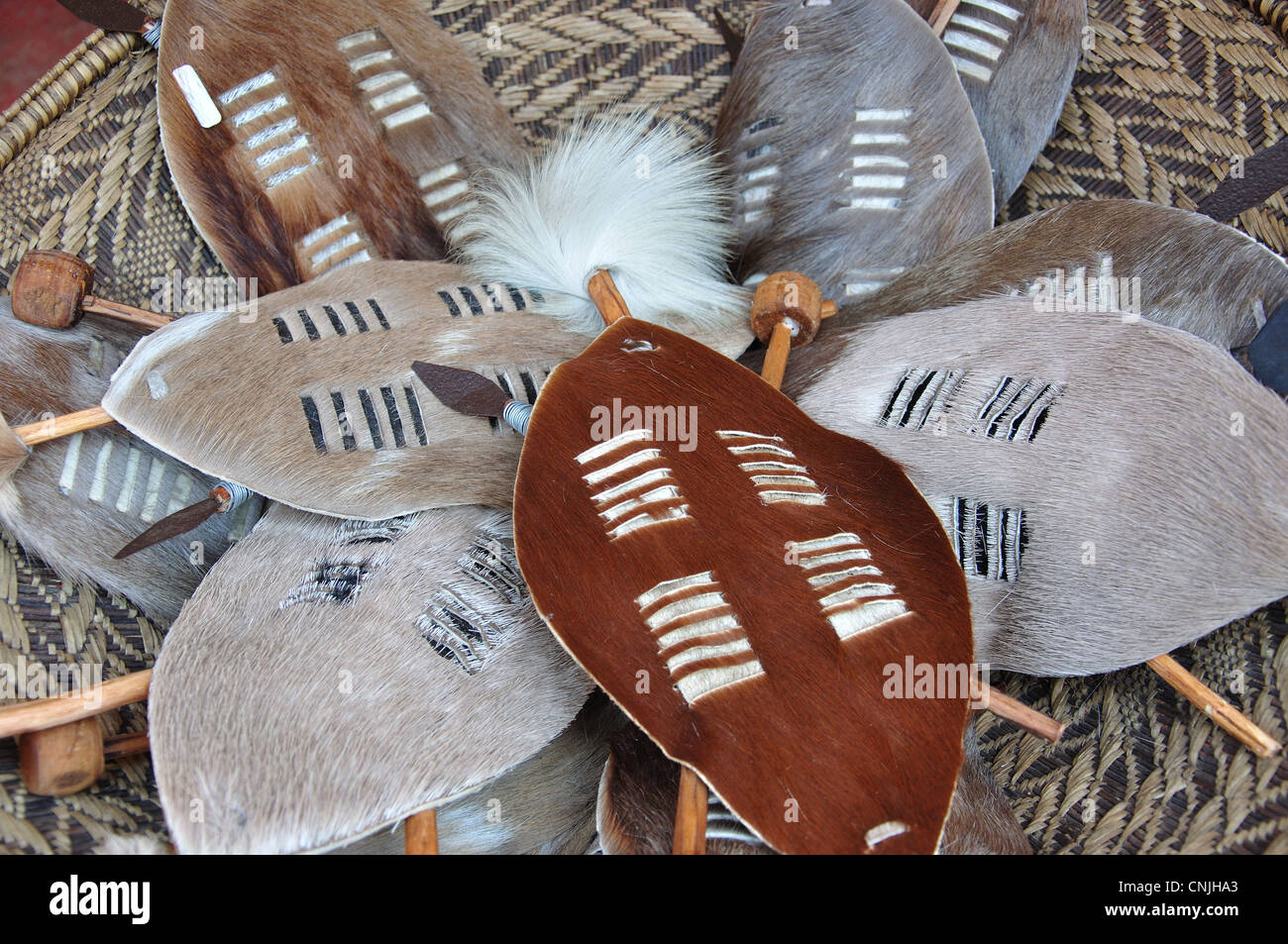 Miniatur-Souvenir Zulu Schilde, Lesedi African Cultural Village Broederstroom, Johannesburg, Gauteng, Südafrika Stockfoto