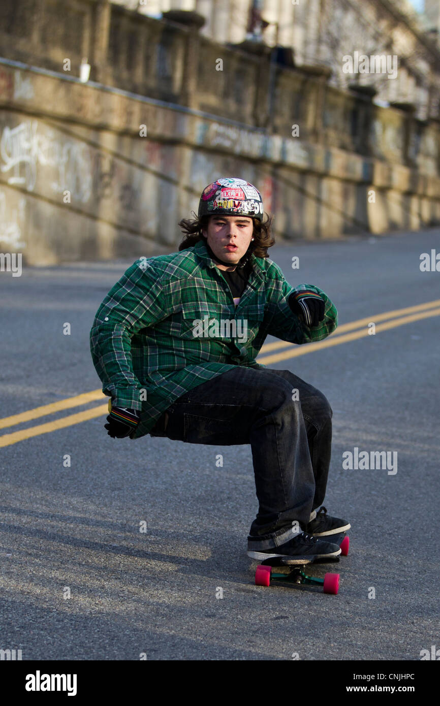 Junge männliche Skateboarder auf städtischen Straße. Stockfoto