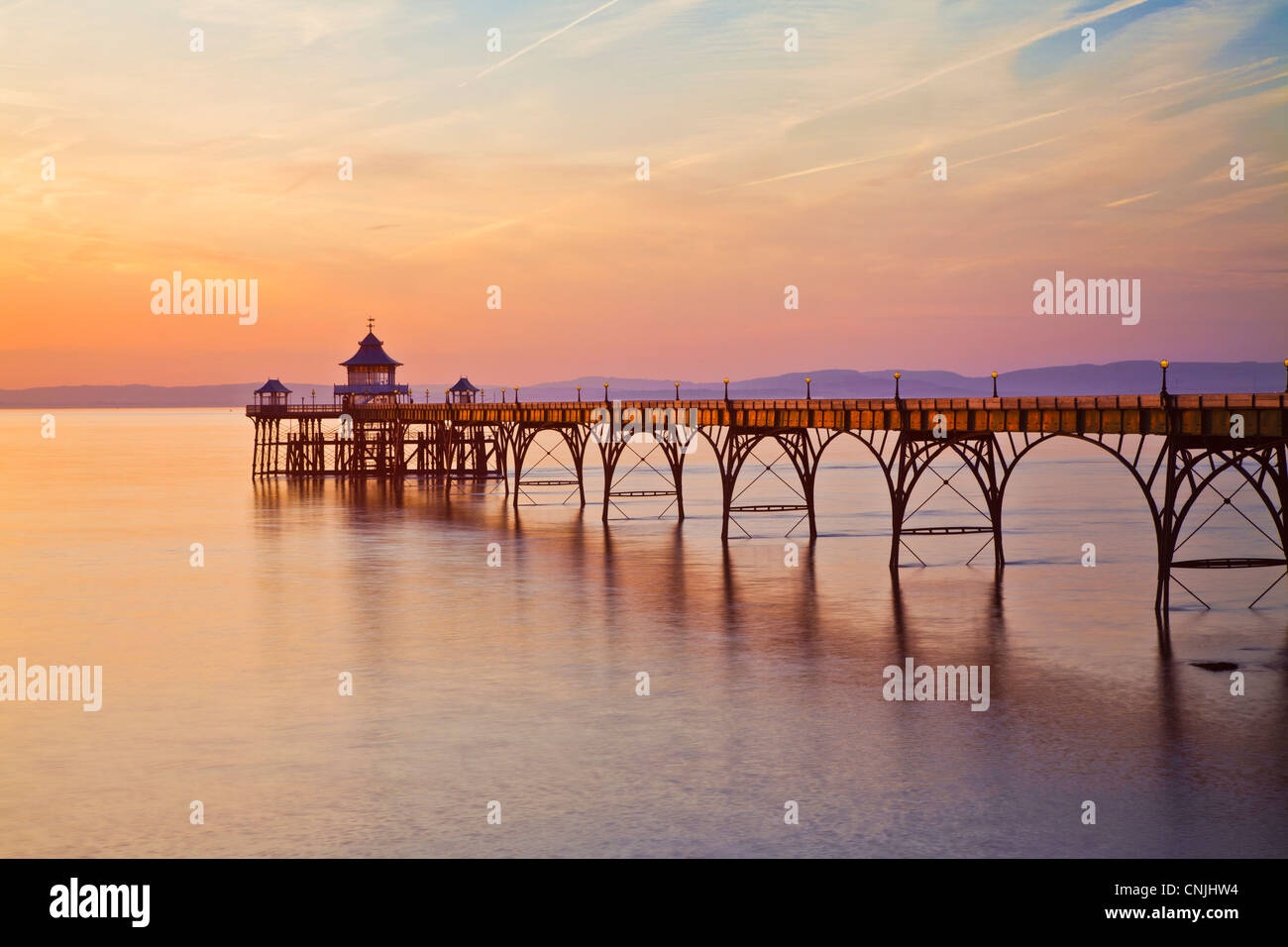 Abendlicht fällt auf die Pier in Clevedon, Somerset, England, UK Stockfoto