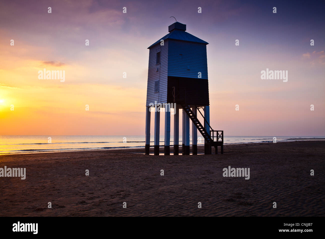 Sonnenuntergang über den ungewöhnlichen Leuchtturm auf Stelzen in Burnham-on-Sea, Somerset, England, UK, mit Bristol-Kanal über. Stockfoto