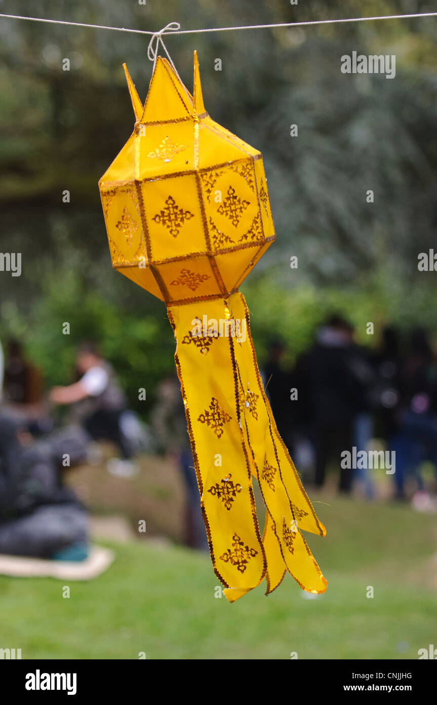 Bei der Thai Tempel Wat Buddhapadipa Songkran Thai Neujahr zu feiern ist eine Laterne durch den Wind geblasen. Stockfoto