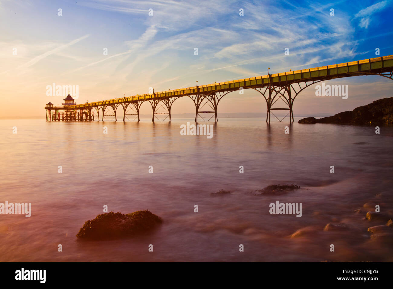 Abendlicht fällt auf die Pier in Clevedon, Somerset, England, UK Stockfoto