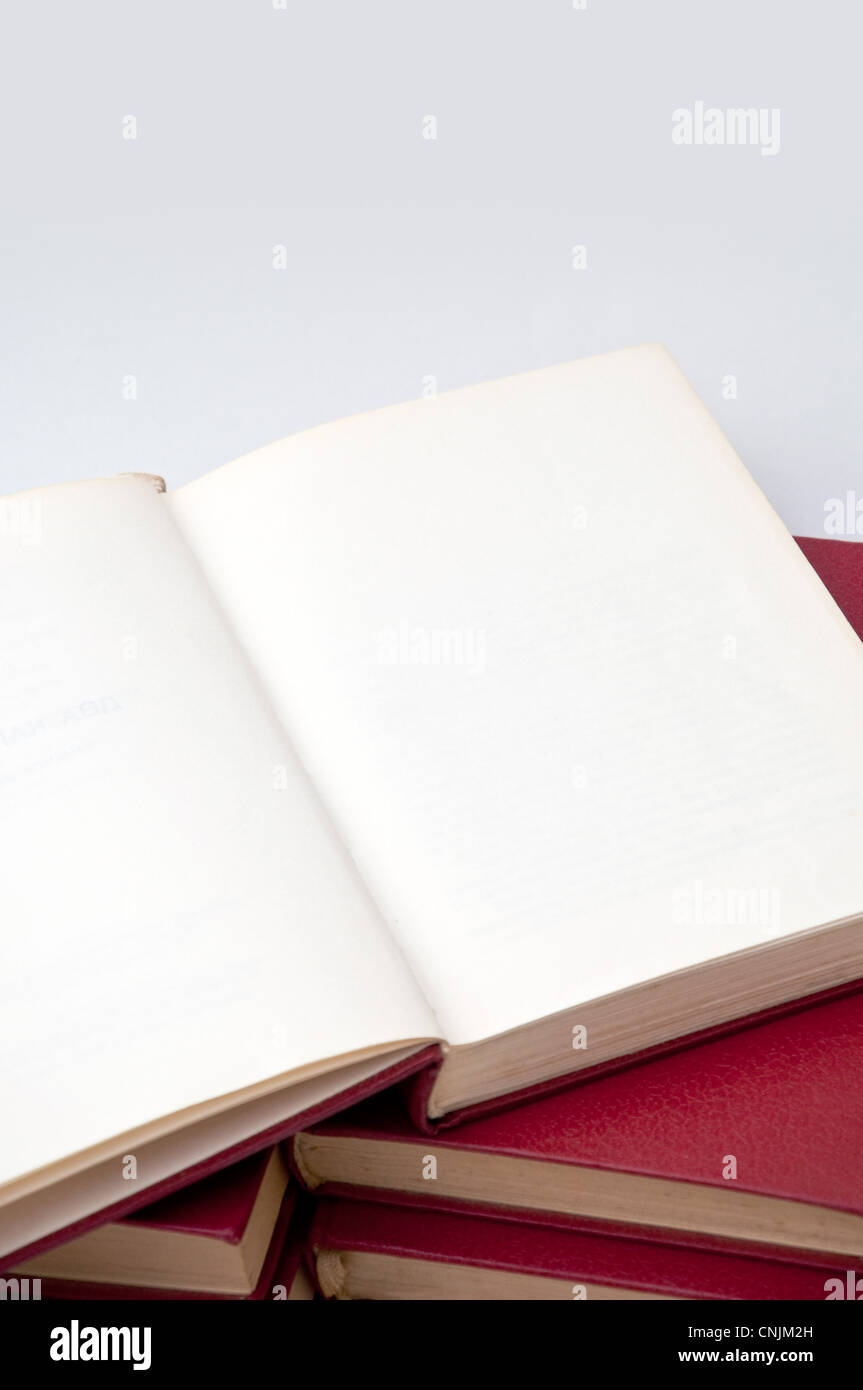 Aufgeschlagenes Buch liegen auf andere Bücher, Nahaufnahme Stockfoto