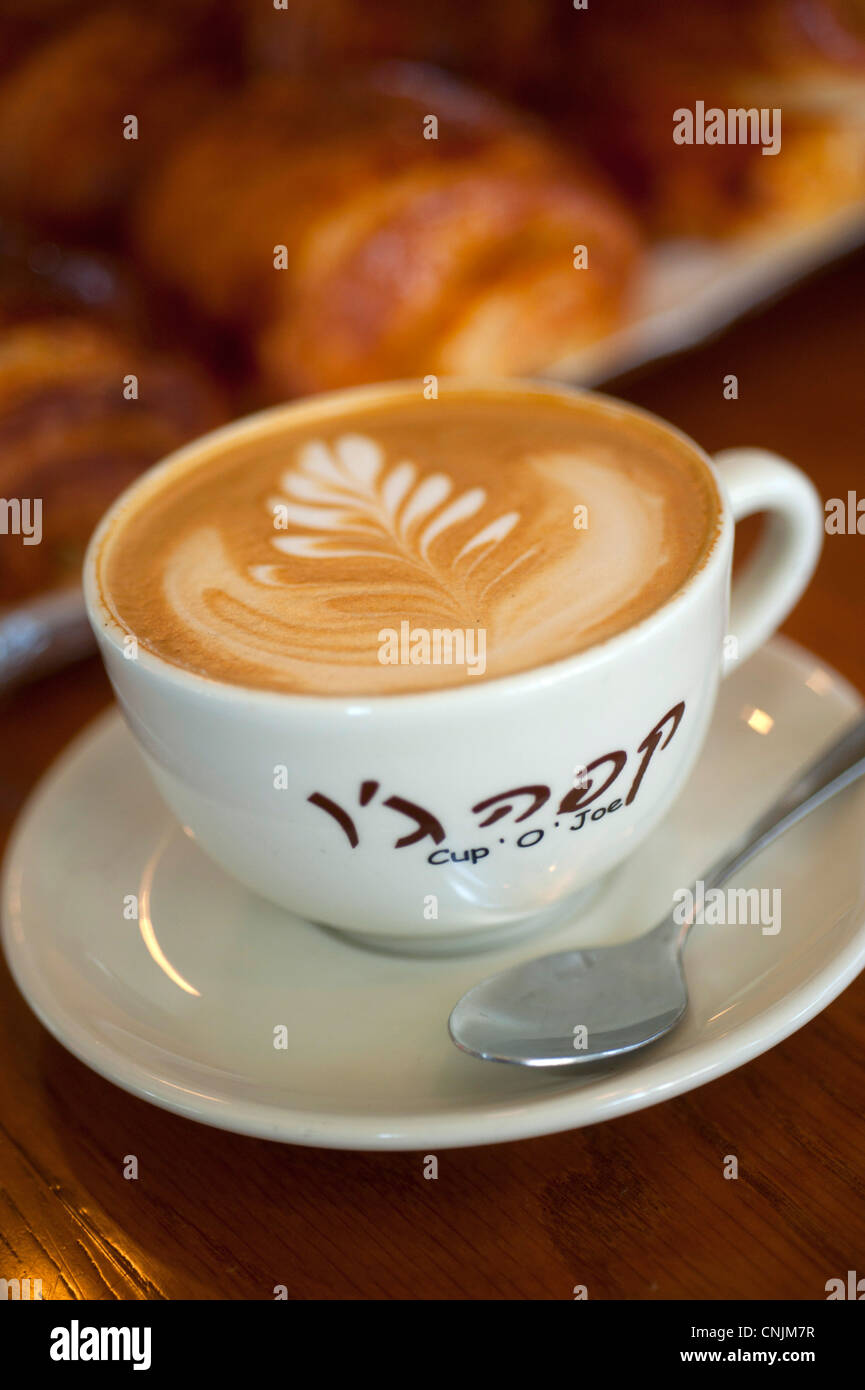 Nahost-Israel-Jerusalem Kaffee-Kette Cup o Joe Cafe Latte mit Gebäck Croissants Frühstück Stockfoto