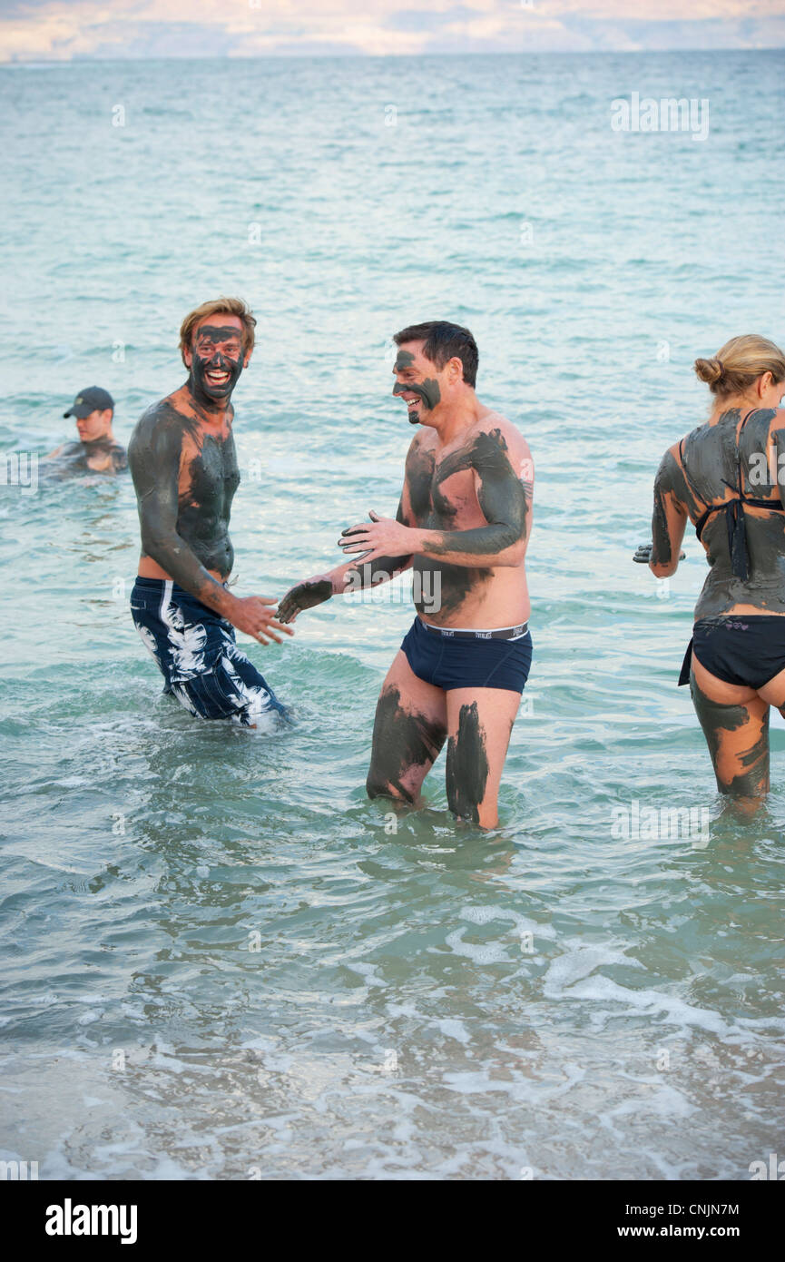 Nahost Israel das Tote Meer schwimmende lebhafte Touristen genießen die Wirkung des salzigen Sees Stockfoto