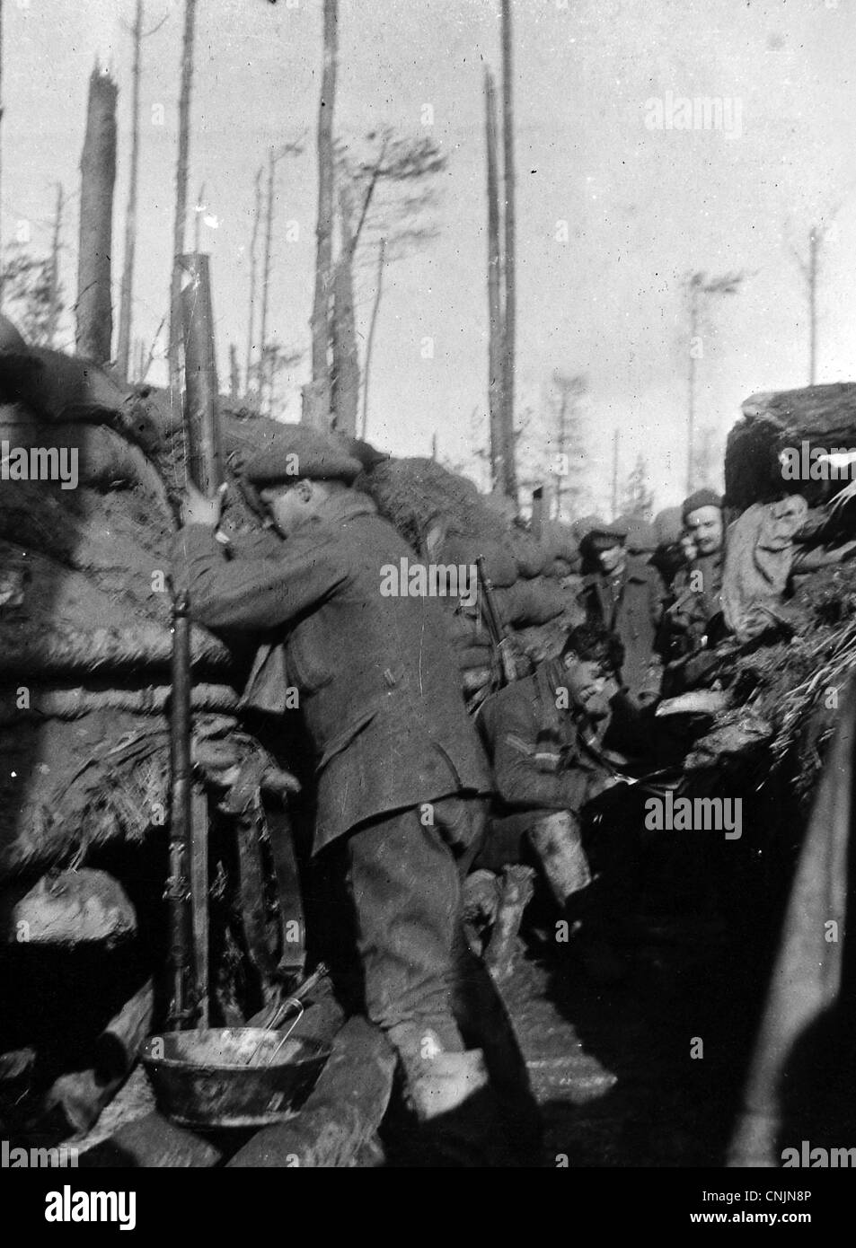 Ersten Weltkrieg Graben. Ein britischer Soldat blickt in Richtung der feindlichen Linien mit einem Periskop. Belgien, 1914 Stockfoto
