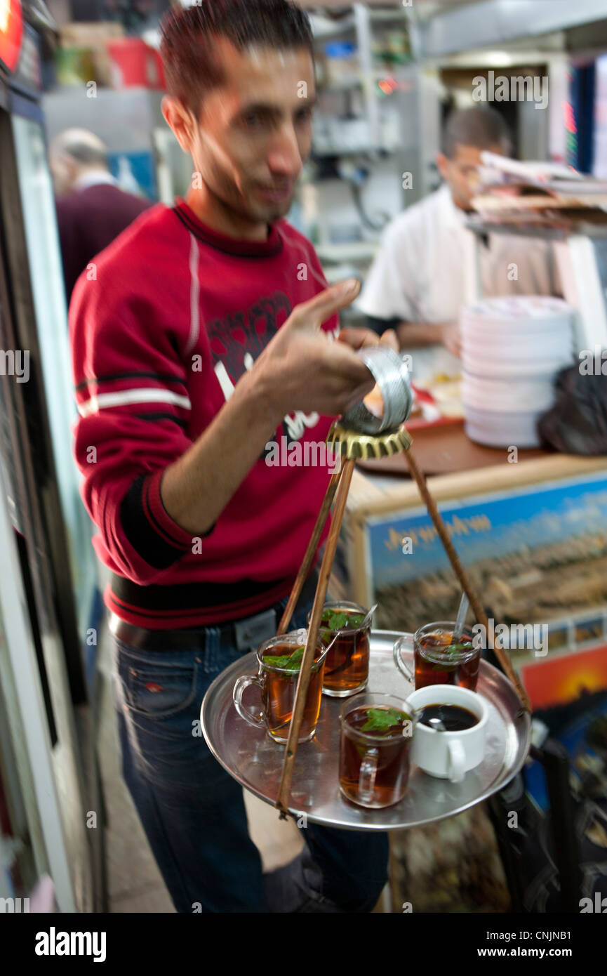 Nahen Osten Israel Altstadt von Jerusalem - Mann Verkauf von Tee und Kaffee - serviert auf einem Messing-Tablett Stockfoto