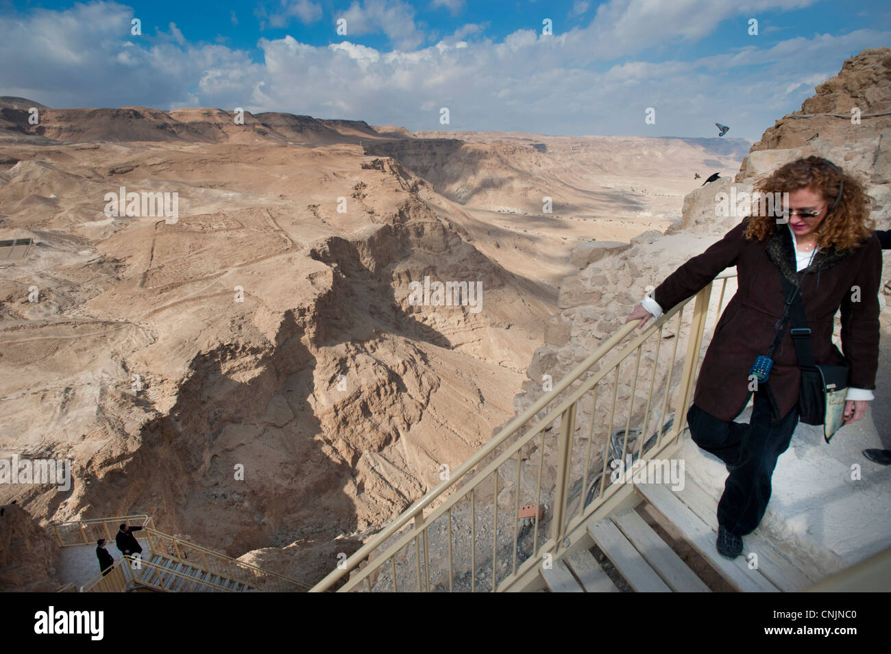 Nahost Israel antiken Stadt von Masada am Toten Meer - eine Frau macht ihren Weg nach unten eine Treppe des befestigten Plateaus Stockfoto
