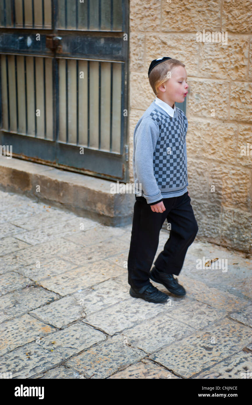 Naher Osten Israel Altstadt Jerusalem einen orthodoxen jüdischen Jungen zu Fuß durch das jüdische Viertel allein Stockfoto
