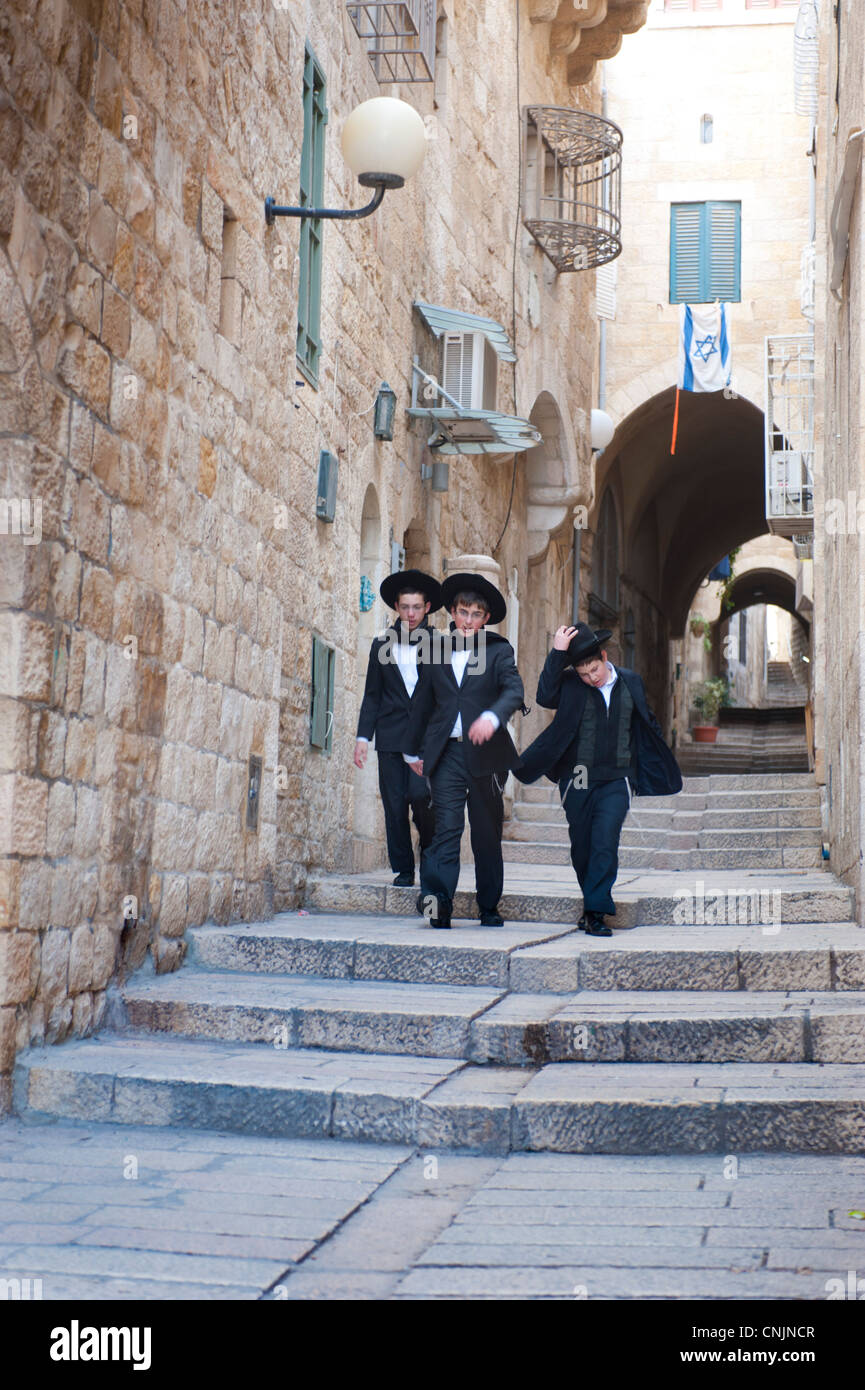 Nahen Osten Israel Altstadt von Jerusalem - Jüdisches Viertel - drei jungen zu Fuß in schwarze Hüte am Sabbat Stockfoto
