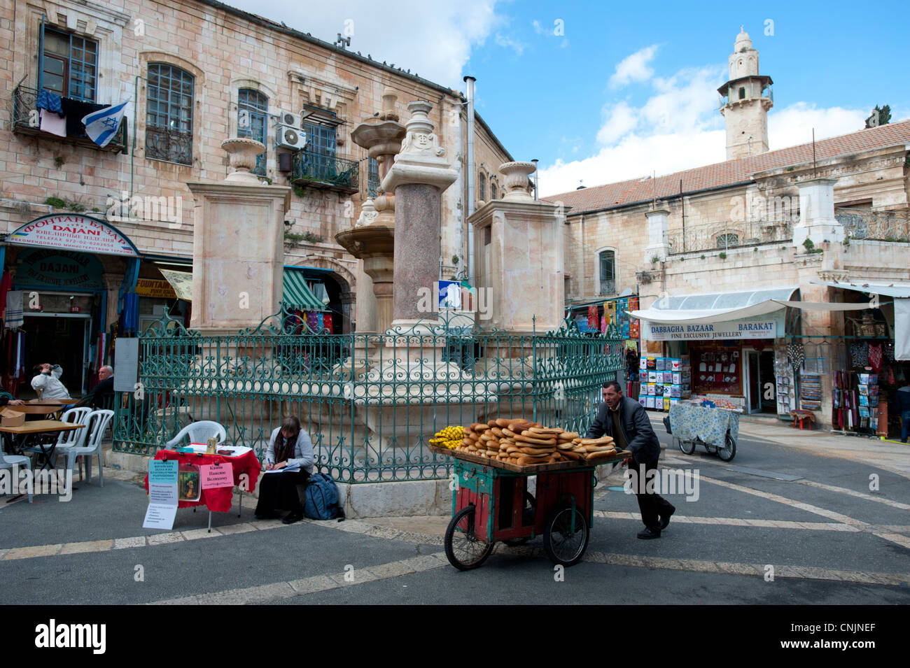 Naher Osten Israel Jerusalemer Altstadt - Mann verkauft Brot von einem Karren am Fountain Square im Muristan - Christain Viertel Stockfoto