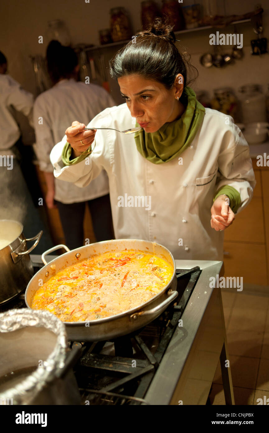 Nahost Israel Jerusalem Kochkurse mit dem Küchenchef Tali Friedman - Tali Verkostung das Essen Stockfoto