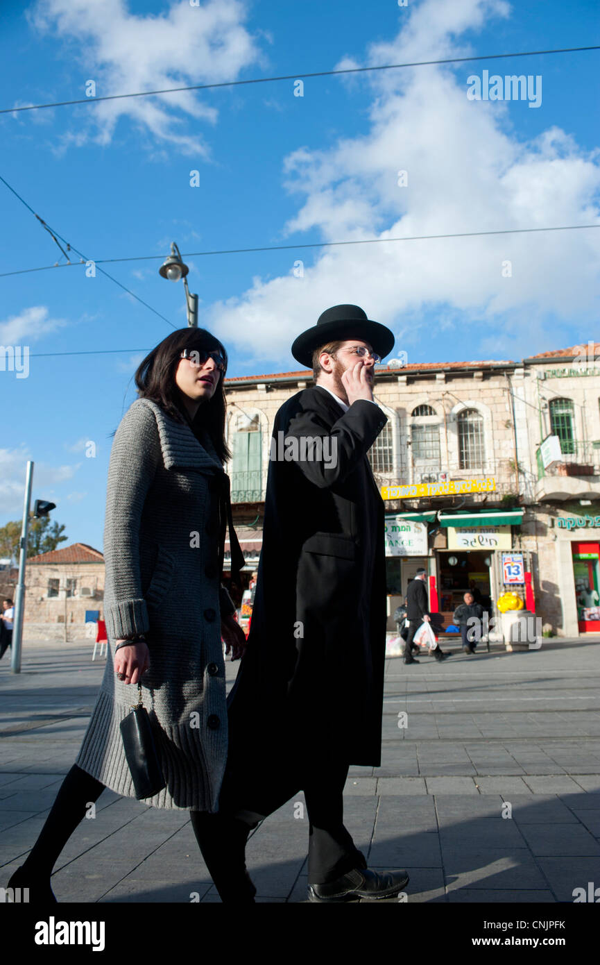 Nahost Israel Jerusalem Yafo in der Nähe von Mehane Yehuda geht eine jüdische Ehepaare zusammen Stockfoto