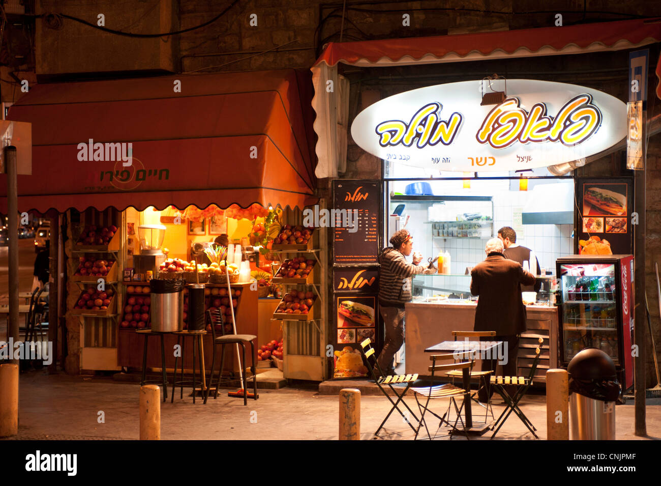 Nahost Israel Westjerusalem - Yafo Straße - Falafel-laden zu eröffnen, spät in der Nacht Stockfoto